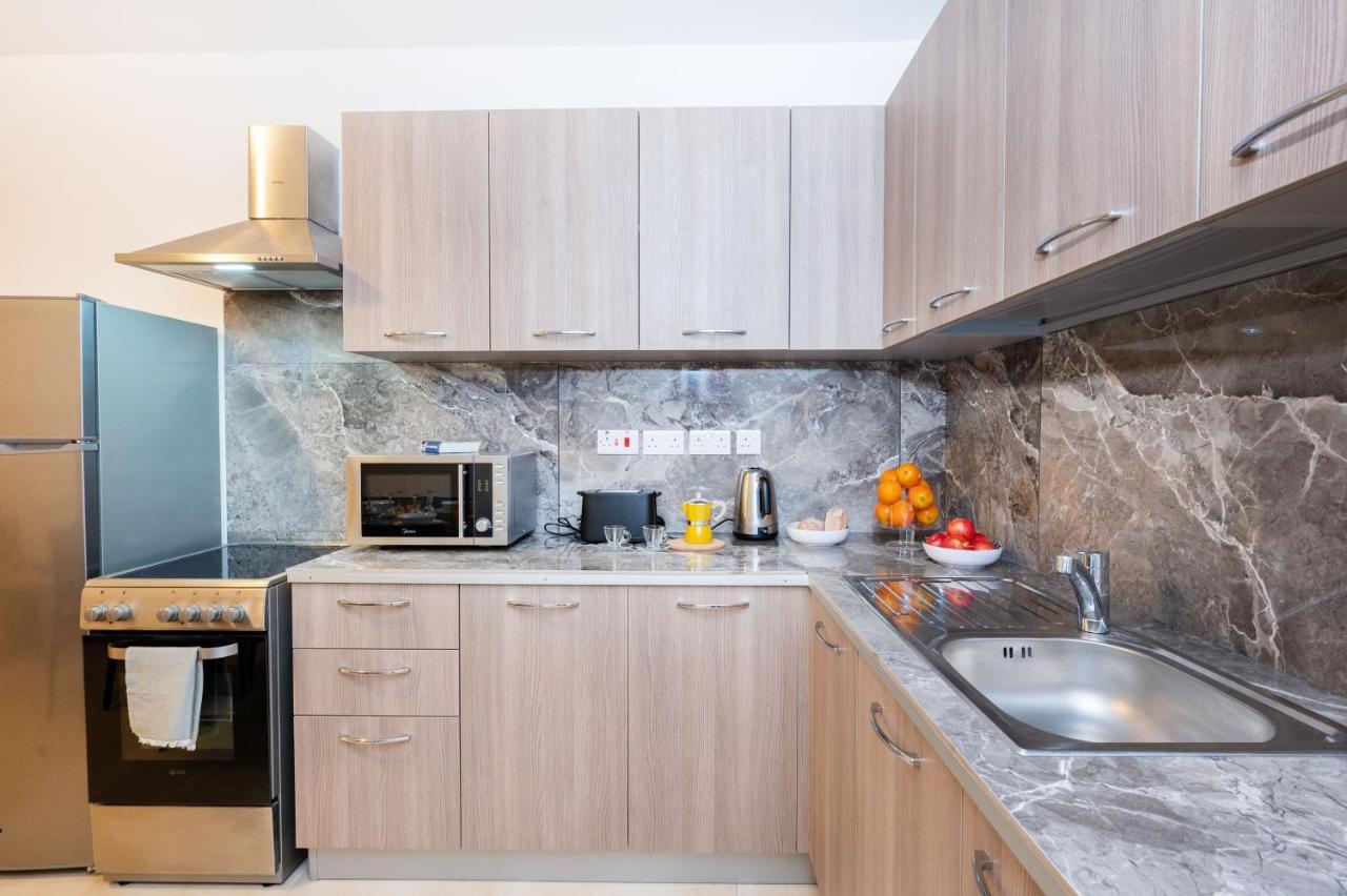 Islet Promenade Seafront Family Apartment With 2 Balconies By Getawaysmalta เซนต์พอลส์เบย์ ภายนอก รูปภาพ